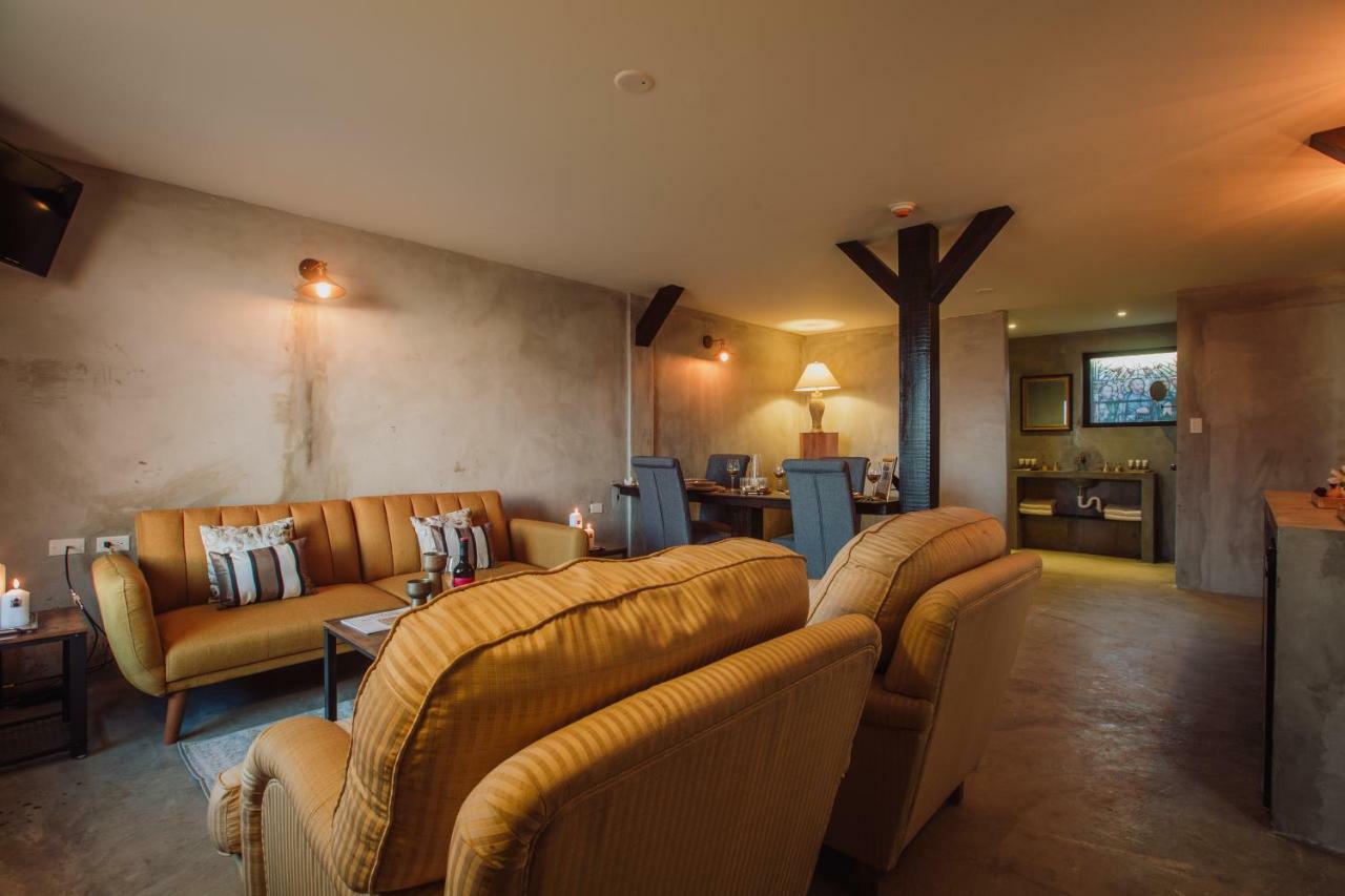 Monastery Suites オラニエスタッド エクステリア 写真