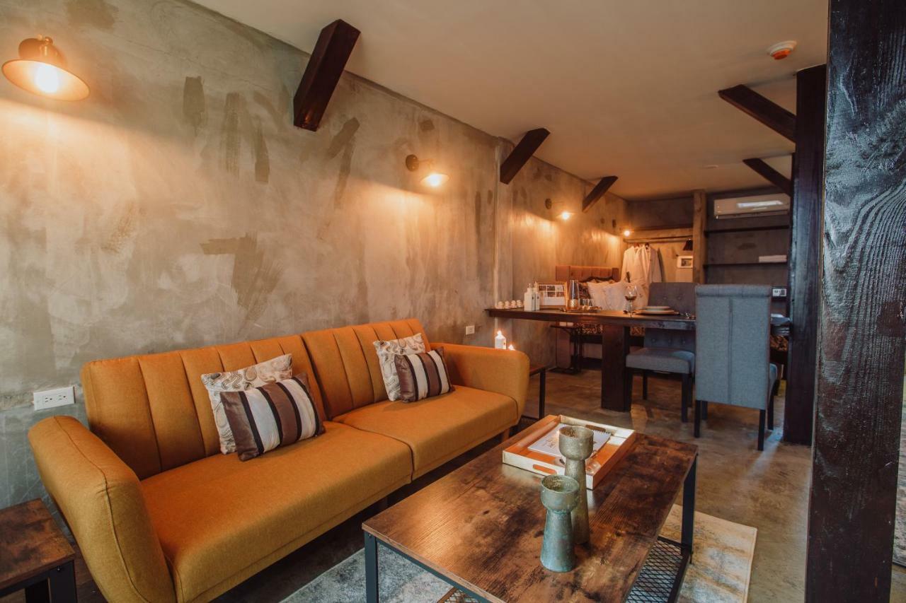 Monastery Suites オラニエスタッド エクステリア 写真