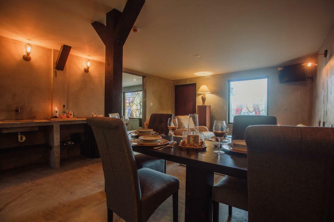 Monastery Suites オラニエスタッド エクステリア 写真