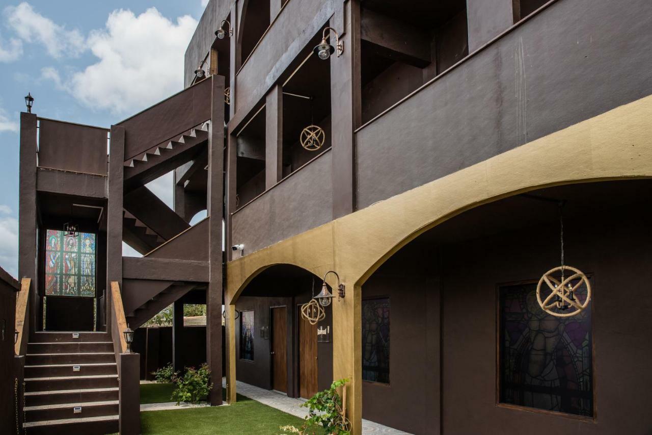 Monastery Suites オラニエスタッド エクステリア 写真