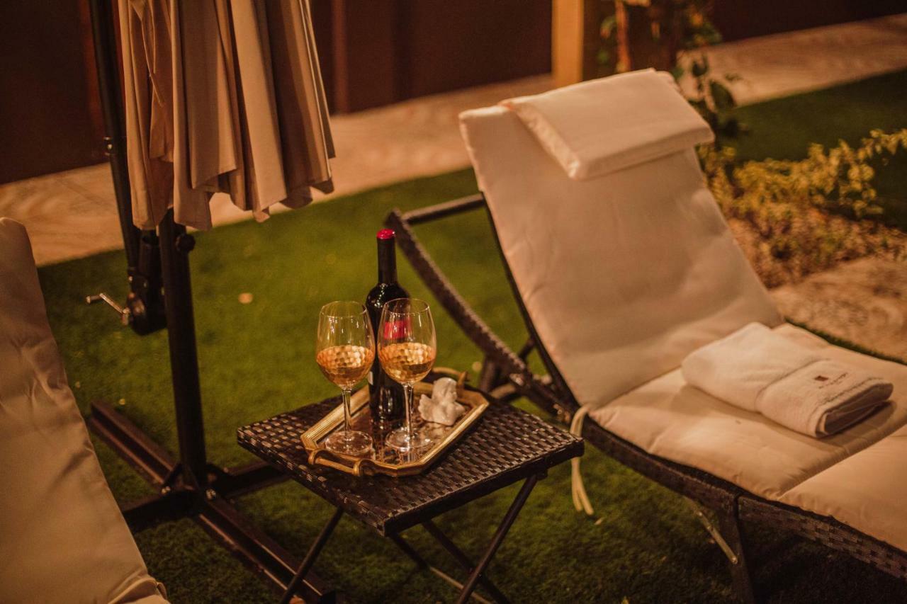 Monastery Suites オラニエスタッド エクステリア 写真