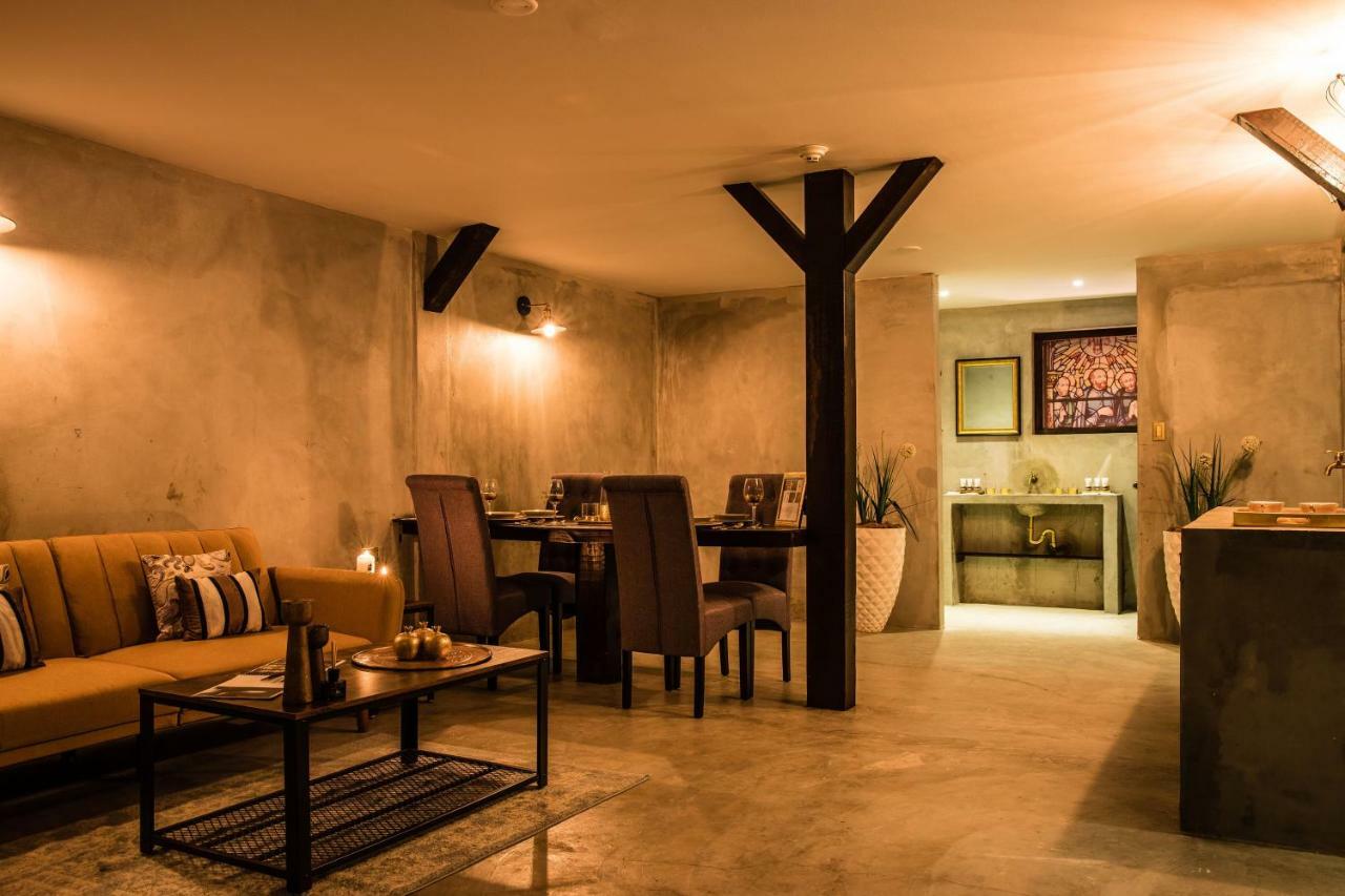 Monastery Suites オラニエスタッド エクステリア 写真
