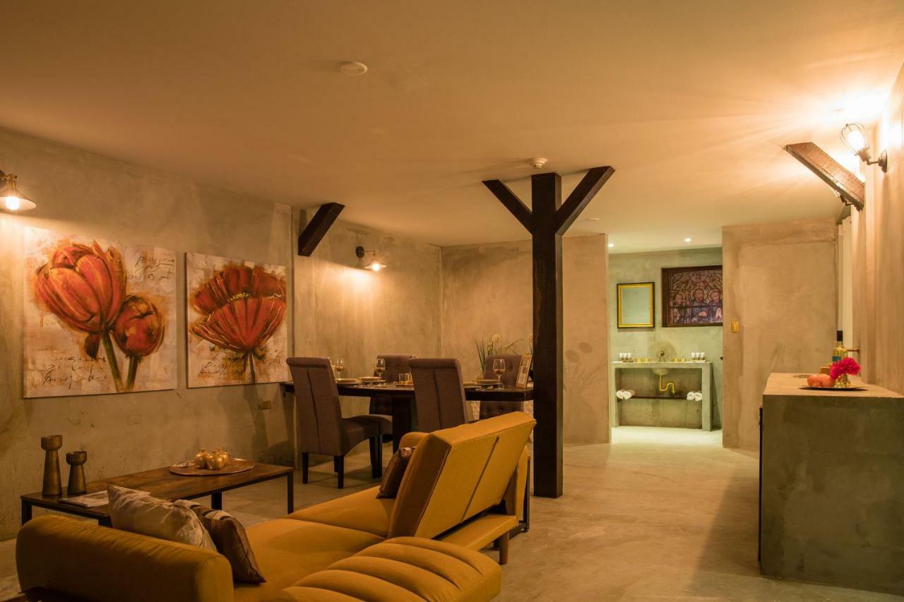 Monastery Suites オラニエスタッド エクステリア 写真