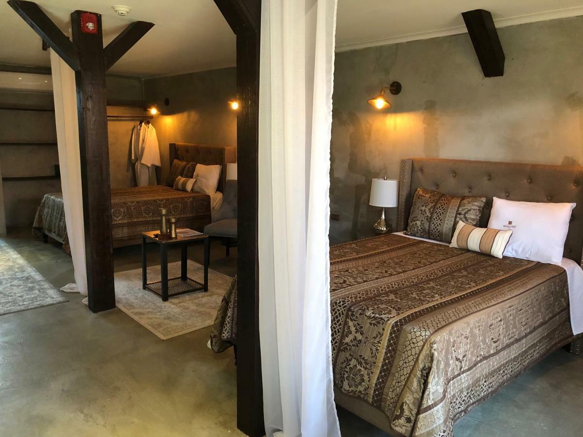 Monastery Suites オラニエスタッド エクステリア 写真