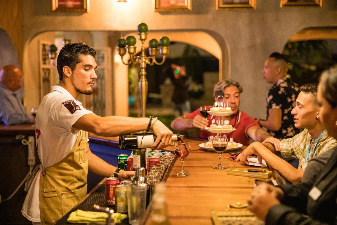 Monastery Suites オラニエスタッド エクステリア 写真