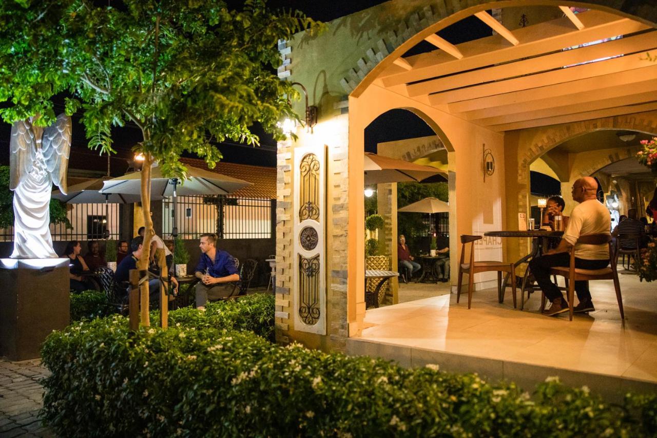 Monastery Suites オラニエスタッド エクステリア 写真