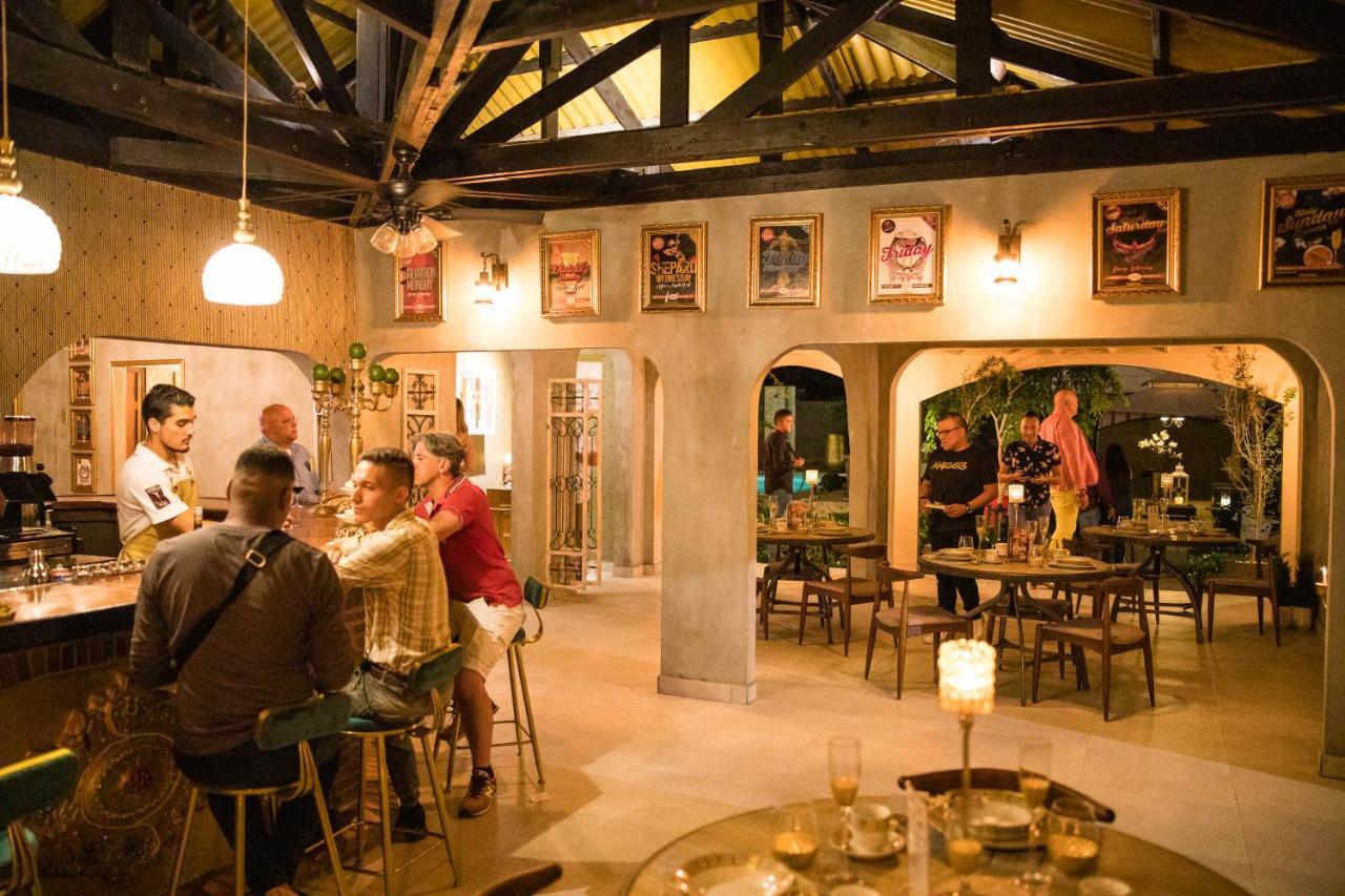Monastery Suites オラニエスタッド エクステリア 写真
