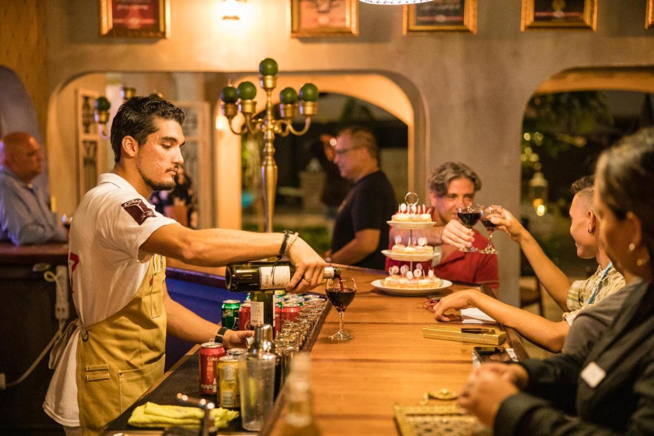Monastery Suites オラニエスタッド エクステリア 写真